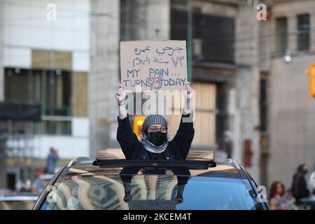 Migliaia di persone protestano nel centro di Toronto, Canada, il 15 maggio 2021 in solidarietà con i palestinesi. Le bandiere palestinesi e i segni della "Palestina libera” riempirono Piazza Nathan Phillips mentre migliaia di persone si riunivano a sostegno di Gaza colpite dal conflitto tra Israele e Hamas. (Foto di Sayed Najafizada/NurPhoto) Foto Stock