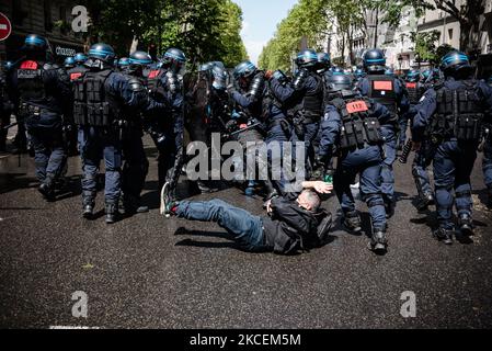 Un uomo caduto a terra fa sì che la polizia antisommossa disperda l'inizio di un rally pro-palestinese nei pressi di Barbès il 15 maggio 2021. Una manifestazione a sostegno del popolo palestinese è stata organizzata nel quartiere di Barbès a Parigi, a seguito delle recenti tensioni in Medio Oriente tra Israele e Palestina, sia nella striscia di Gaza che in Cisgiordania. A causa dei timori di esplosioni, la marcia è stata bandita dalla Prefettura, creando numerose scene di violenza tra dimostranti che avevano sfidato il divieto e la polizia che sono state dispiegate in gran numero per evitare il minimo inizio del raduno. Foto Stock