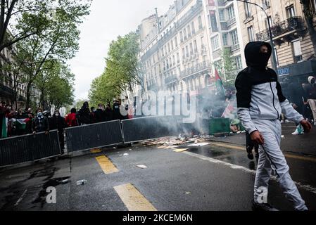 I manifestanti sono alle spalle di una barricata il 15 maggio 2021, poiché una manifestazione a sostegno del popolo palestinese è stata organizzata nel quartiere di Barbès a Parigi a seguito delle recenti tensioni in Medio Oriente tra Israele e Palestina, sia nella striscia di Gaza che in Cisgiordania. A causa dei timori di esplosioni, la marcia è stata bandita dalla Prefettura, creando numerose scene di violenza tra dimostranti che avevano sfidato il divieto e la polizia che sono state dispiegate in gran numero per evitare il minimo inizio del raduno. (Foto di Samuel Boivin/NurPhoto) Foto Stock