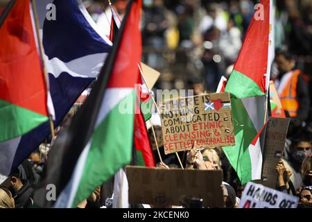 I dimostranti dimostrano il loro sostegno alla Palestina durante una manifestazione contro la violenza di Stato a George Square il 16 maggio 2021 a Glasgow, Scozia. Le tensioni a Gerusalemme hanno portato a scioperi aerei transfrontalieri tra Israele e i militanti a Gaza. (Foto di Ewan Bootman/NurPhoto) Foto Stock