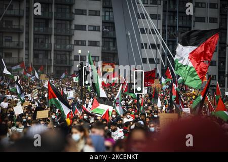 I dimostranti dimostrano il loro sostegno alla Palestina durante una manifestazione contro la violenza di Stato che si è svolta verso il Broadcasting Building della BBC il 16 maggio 2021 a Glasgow, in Scozia. Le tensioni a Gerusalemme hanno portato a scioperi aerei transfrontalieri tra Israele e i militanti a Gaza. (Foto di Ewan Bootman/NurPhoto) Foto Stock