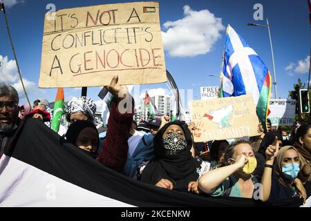 I dimostranti dimostrano il loro sostegno alla Palestina durante una manifestazione contro la violenza di Stato che si è svolta verso il Broadcasting Building della BBC il 16 maggio 2021 a Glasgow, in Scozia. Le tensioni a Gerusalemme hanno portato a scioperi aerei transfrontalieri tra Israele e i militanti a Gaza. (Foto di Ewan Bootman/NurPhoto) Foto Stock