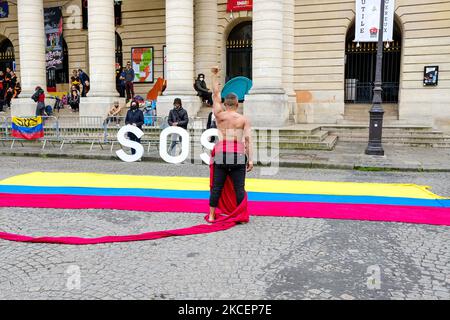 I colombiani che vivono a Parigi si sono nuovamente riuniti per denunciare la violenta repressione delle manifestazioni in Colombia, ma anche la violenza di Stato contro sindacalisti, difensori dei diritti umani e giornalisti. Il 16 maggio 2021 a Parigi, Francia. (Foto di Vincent Koebel/NurPhoto) Foto Stock