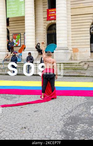 I colombiani che vivono a Parigi si sono nuovamente riuniti per denunciare la violenta repressione delle manifestazioni in Colombia, ma anche la violenza di Stato contro sindacalisti, difensori dei diritti umani e giornalisti. Il 16 maggio 2021 a Parigi, Francia. (Foto di Vincent Koebel/NurPhoto) Foto Stock