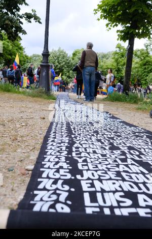 Uno striscione sul quale si notano i nomi dei 'leader sociali' assassinati lo scorso anno a Parigi, in Francia, il 16 maggio 2021 a Parigi, in Francia, durante una protesta dei colombiani che vivono a Parigi. (Foto di Vincent Koebel/NurPhoto) Foto Stock