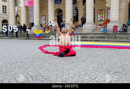 I colombiani che vivono a Parigi si sono nuovamente riuniti per denunciare la violenta repressione delle manifestazioni in Colombia, ma anche la violenza di Stato contro sindacalisti, difensori dei diritti umani e giornalisti. Il 16 maggio 2021 a Parigi, Francia. (Foto di Vincent Koebel/NurPhoto) Foto Stock