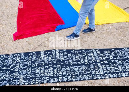 Uno striscione sul quale si notano i nomi dei 'leader sociali' assassinati lo scorso anno a Parigi, in Francia, il 16 maggio 2021 a Parigi, in Francia, durante una protesta dei colombiani che vivono a Parigi. (Foto di Vincent Koebel/NurPhoto) Foto Stock