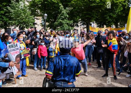 I colombiani che vivono a Parigi si sono nuovamente riuniti per denunciare la violenta repressione delle manifestazioni in Colombia, ma anche la violenza di Stato contro sindacalisti, difensori dei diritti umani e giornalisti. Il 16 maggio 2021 a Parigi, Francia. (Foto di Vincent Koebel/NurPhoto) Foto Stock