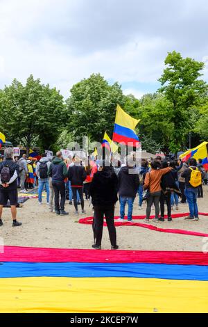 I colombiani che vivono a Parigi si sono nuovamente riuniti per denunciare la violenta repressione delle manifestazioni in Colombia, ma anche la violenza di Stato contro sindacalisti, difensori dei diritti umani e giornalisti. Il 16 maggio 2021 a Parigi, Francia. (Foto di Vincent Koebel/NurPhoto) Foto Stock