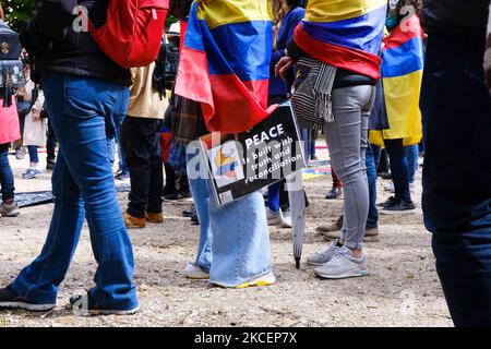 I colombiani che vivono a Parigi si sono nuovamente riuniti per denunciare la violenta repressione delle manifestazioni in Colombia, ma anche la violenza di Stato contro sindacalisti, difensori dei diritti umani e giornalisti. Il 16 maggio 2021 a Parigi, Francia. (Foto di Vincent Koebel/NurPhoto) Foto Stock