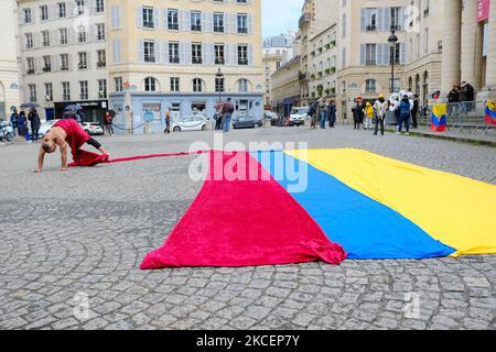 I colombiani che vivono a Parigi si sono nuovamente riuniti per denunciare la violenta repressione delle manifestazioni in Colombia, ma anche la violenza di Stato contro sindacalisti, difensori dei diritti umani e giornalisti. Il 16 maggio 2021 a Parigi, Francia. (Foto di Vincent Koebel/NurPhoto) Foto Stock