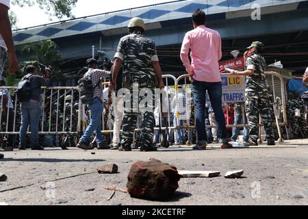 Il personale paramilitare è in guardia all'ingresso dell'ufficio dell'Ufficio Centrale d'inchiesta (CBI), mentre i sostenitori del Trinamool Congress (TMC) gridano slogan dopo che il CBI ha arrestato quattro leader del Trinamool Congress (TMC) in relazione al caso dell'operazione di sting Narada del 2016, a Kolkata il 17 maggio 2021. (Foto di Debajyoti Chakraborty/NurPhoto) Foto Stock