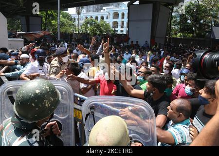 Il personale paramilitare è in guardia all'ingresso dell'ufficio dell'Ufficio Centrale d'inchiesta (CBI), mentre i sostenitori del Trinamool Congress (TMC) gridano slogan dopo che il CBI ha arrestato quattro leader del Trinamool Congress (TMC) in relazione al caso dell'operazione di sting Narada del 2016, a Kolkata il 17 maggio 2021. (Foto di Debajyoti Chakraborty/NurPhoto) Foto Stock