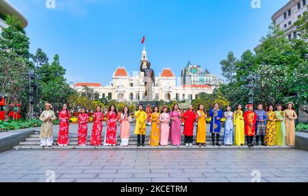 Cantanti cantano su un palco all'aperto in via dei fiori per servire il Capodanno lunare. Si tratta di un festival tradizionale annuale a ho Chi Minh City, Vietnam Foto Stock