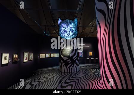 LONDRA, REGNO UNITO - Maggio 18: (EMBARGO PER LA PUBBLICAZIONE FINO alle 1800:00 ORA del Regno Unito IL 18 MAGGIO 2021) Una proiezione del Cheshire Cat di Luke Halls Studio è esposta durante una fotocall per la prossima mostra "Alice: Curiouser and Curiouser' sostenuto da HTC VIVE Arts al V&A (22 maggio - 31 dicembre 2021), il 18 maggio 2021 a Londra, Inghilterra. La storica mostra di V&A nel 2021, Alice: Curiouser and Curiouser è stata progettata dal pluripremiato designer Tom Piper e presenta oltre 300 oggetti, che spaziano da film, performance, moda, arte, Musica e fotografia per esplorare l'impatto culturale di Alice i. Foto Stock