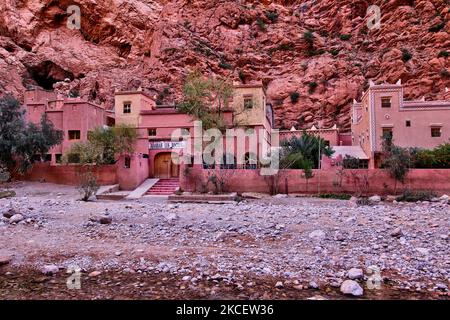 Edifici nella gola di Todra situato nelle montagne dell'Alto Atlante vicino alla città di Tinerhir in Marocco, Africa. Le gole di Todgha (gole di Todra) sono una serie di canyon di fiume calcareo, o wadi, nella parte orientale delle montagne dell'Alto Atlante in Marocco. Sia il Todgha che i vicini fiumi Dades sono responsabili di scolpire questi profondi canyon costieri della scogliera. (Foto di Creative Touch Imaging Ltd./NurPhoto) Foto Stock