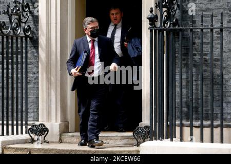 Lord Chancellor e Secretary of state for Justice Robert Buckland, deputato del Partito conservatore per il South Swindon, seguito dal Ministro per la criminalità e la polizia Kit Malthouse, deputato del Partito conservatore per il North West Hampshire, lascia il 10 Downing Street a Londra, Inghilterra, il 18 maggio 2021. (Foto di David Cliff/NurPhoto) Foto Stock