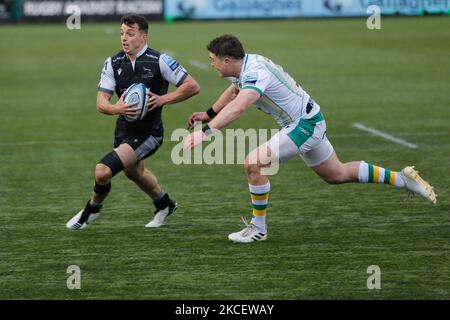 Adam Radwan di Newcastle Falcons prende la difesa dei Santi durante la partita della Gallagher Premiership tra Newcastle Falcons e Northampton Saints a Kingston Park, Newcastle il 17th maggio 2021. (Foto di Chris Lishman/MI News/NurPhoto) Foto Stock