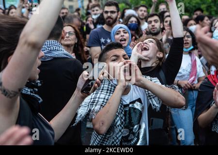 I cittadini palestinesi di Israele si sono dimostrati ad Haifa (Israele) il 18 maggio 2021 per celebrare uno sciopero generale a livello nazionale, chiamato dalla leadership araba del paese, e per esprimere solidarietà ai palestinesi nella striscia di Gaza, dove, secondo il ministero della sanità di Gaza, almeno 212 persone, di cui 61 bambini, Sono stati uccisi da scioperi militari israeliani. (Foto di Mati Milstein/NurPhoto) (Foto di Mati Milstein/NurPhoto) Foto Stock