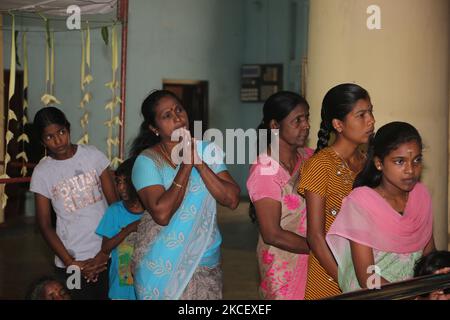 I devoti indù tamil offrono preghiere durante il 108 abhisekam pooja in onore di Lord Vinayagar (Lord Ganesh) al tempio di Arasadi Vinayagar (Arasadi Sithi Vinayagar Kovil) a Jaffna, Sri Lanka. (Foto di Creative Touch Imaging Ltd./NurPhoto) Foto Stock