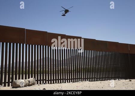 L'elicottero US Border Patrol vola sopra il muro di confine degli Stati Uniti il 19,2021 maggio a Ciudad Juarez Mexico.secondo stime non ufficiali circa 200.000 migranti hanno attraversato gli Stati Uniti lungo il confine meridionale dal febbraio 2021. (Foto di John Lamparski/NurPhoto) Foto Stock