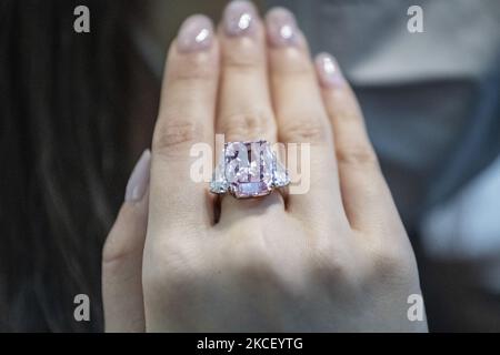 Una donna espone il Diamante Sakura in anteprima al Christie's di Hong Kong, Cina, 20 maggio 2021. Il 15,81 Carat Fancy Vivid Purple Pink internamente impeccabile Type LLA Diamond Ring sarà messo all'asta a Hong Kong il 23 maggio 2021 per un valore stimato di 25 milioni di dollari a 38 milioni di dollari USA. (Foto di Vernon Yuen/NurPhoto) Foto Stock