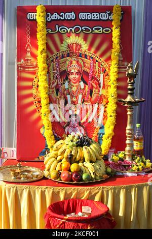 Piccolo santuario dedicato alla dea Attukal Devi visto lungo la strada durante l'ultimo giorno del 10 ° giorno Attukal Pongala Mahotsavam Festival nella città di Thiruvananthapuram (Trivandrum), Kerala, India, il 19 febbraio 2019. L'Attukal Pongala Mahotsavam Festival è celebrato da milioni di donne indù ogni anno. Durante questo festival le donne preparano Pongala (riso cucinato con gaggery, ghee, cocco e altri ingredienti) all'aperto in piccole pentole come un'offerta alla dea Attukal Devi (popolarmente conosciuta come Attukal Amma) che si crede di soddisfare i desideri dei suoi devoti e fornire prospero Foto Stock