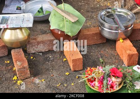 Pentole contenenti pongala visto prima di cucinare durante l'ultimo giorno del 10 ° giorno Attukal Pongala Mahotsavam Festival nella città di Thiruvananthapuram (Trivandrum), Kerala, India, il 19 febbraio 2019. L'Attukal Pongala Mahotsavam Festival è celebrato da milioni di donne indù ogni anno. Durante questo festival le donne preparano Pongala (riso cucinato con gaggery, ghee, cocco e altri ingredienti) all'aperto in piccole pentole come un'offerta alla dea Attukal Devi (popolarmente conosciuta come Attukal Amma) che si crede di soddisfare i desideri dei suoi devoti e fornire prosperità. (Foto di Creative Tou Foto Stock