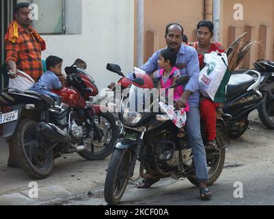 La donna indù porta un fascio di guaine di fiori di cocco essiccati (kothumbu) da utilizzare come carburante per un fuoco durante la cottura del pongala durante il Festival di Attukal Pongala Mahotsavam nella città di Thiruvananthapuram (Trivandrum), Kerala, India, il 19 febbraio 2019. L'Attukal Pongala Mahotsavam Festival è celebrato da milioni di donne indù ogni anno. Durante questo festival le donne preparano Pongala (riso cucinato con jaggery, ghee, cocco e altri ingredienti) all'aperto in piccole pentole per come offerta alla dea Attukal Devi (popolarmente conosciuta come Attukal Amma) che si ritiene soddisfi i desideri della sua de Foto Stock