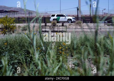 Il 20 maggio 2021 a Ciudad Juarez, Messico, la pattuglia dei veicoli della polizia di frontiera statunitense persegue il confine statunitense lungo Rio Bravo. Secondo stime non ufficiali circa 200.000 migranti hanno attraversato gli Stati Uniti lungo il confine meridionale dal febbraio 2021. (Foto di John Lamparski/NurPhoto) Foto Stock