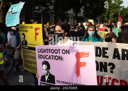 I dimostranti protestano contro il sindaco di Chicago Lori Lightfoot in occasione del secondo anniversario del suo mandato nei pressi della sua casa nel quartiere Logan Square di Chicago, Illinois, il 20 maggio 2021. (Foto di Max Herman/NurPhoto) Foto Stock