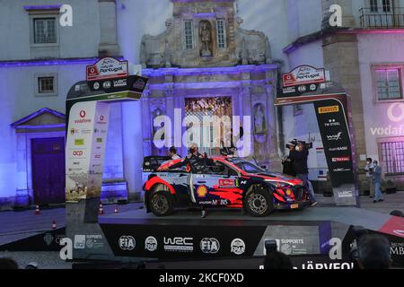 OTT TANAK (EST) e Martin JARVEOJA (EST) in HYUNDAI i20 Coupe WRC del TEAM HYUNDAI SHELL MOBIS WORLD RALLY nella cerimonia di partenza del WRC Vodafone Rally Portugal 2021 a Matosinhos - Portogallo, il 20 maggio 2021. (Foto di Paulo Oliveira/NurPhoto) Foto Stock