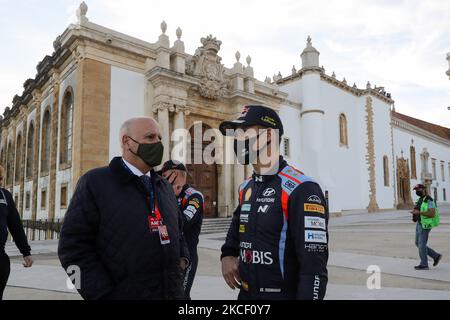 Dani SORDO (R) e Carlos Barbosa (L) iniziano la cerimonia del WRC Vodafone Rally Portugal 2021 a Matosinhos - Portogallo, il 20 maggio 2021. (Foto di Paulo Oliveira/NurPhoto) Foto Stock