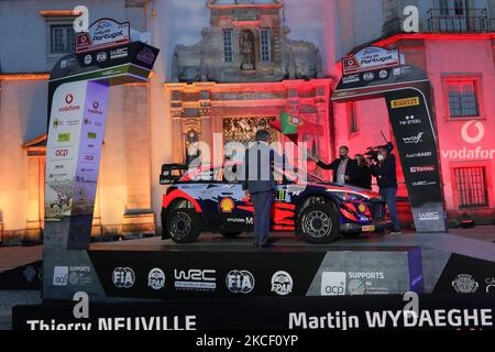 Thierry NEUVILLE (bel) e Martijn WYDAEGHE (bel) in HYUNDAI i20 Coupe WRC della SCUDERIA di HYUNDAI SHELL MOBIS WORLD RALLY TEAM nella cerimonia di partenza del WRC Vodafone Rally Portogallo 2021 a Matosinhos - Portogallo, il 20 maggio 2021. (Foto di Paulo Oliveira/NurPhoto) Foto Stock