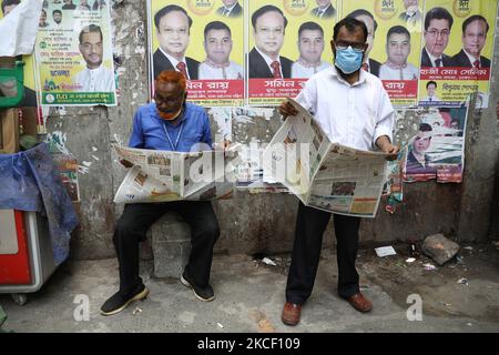 Un lettore reagisce alla fotocamera mentre tiene un giornale a Dhaka, Bangladesh, il 18 maggio 2021. (Foto di Syed Mahamudur Rahman/NurPhoto) Foto Stock