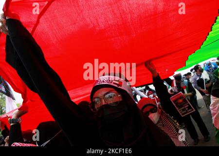 Centinaia di pro-palestinesi hanno organizzato una manifestazione contro l'attacco israeliano alla Palestina al di fuori dell'ambasciata degli Stati Uniti, a Giacarta, Indonesia, il 21 maggio 2021. La manifestazione continua ancora dopo un incendio tra Israele e Hamas venerdì 21, mattina, esortano Israele a fermare l'occupazione in Palestina. (Foto di Aditya Irawan/NurPhoto) Foto Stock