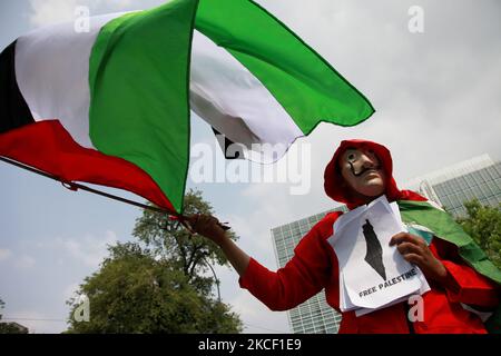 Centinaia di pro-palestinesi hanno organizzato una manifestazione contro l'attacco israeliano alla Palestina al di fuori dell'ambasciata degli Stati Uniti, a Giacarta, Indonesia, il 21 maggio 2021. La manifestazione continua ancora dopo un incendio tra Israele e Hamas venerdì 21, mattina, esortano Israele a fermare l'occupazione in Palestina. (Foto di Aditya Irawan/NurPhoto) Foto Stock