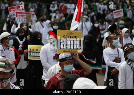 Centinaia di pro-palestinesi hanno organizzato una manifestazione contro l'attacco israeliano alla Palestina al di fuori dell'ambasciata degli Stati Uniti, a Giacarta, Indonesia, il 21 maggio 2021. La manifestazione continua ancora dopo un incendio tra Israele e Hamas venerdì 21, mattina, esortano Israele a fermare l'occupazione in Palestina. (Foto di Aditya Irawan/NurPhoto) Foto Stock