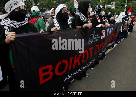 Centinaia di pro-palestinesi hanno organizzato una manifestazione contro l'attacco israeliano alla Palestina al di fuori dell'ambasciata degli Stati Uniti, a Giacarta, Indonesia, il 21 maggio 2021. La manifestazione continua ancora dopo un incendio tra Israele e Hamas venerdì 21, mattina, esortano Israele a fermare l'occupazione in Palestina. (Foto di Aditya Irawan/NurPhoto) Foto Stock