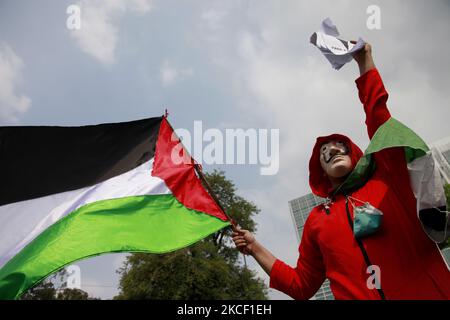 Centinaia di pro-palestinesi hanno organizzato una manifestazione contro l'attacco israeliano alla Palestina al di fuori dell'ambasciata degli Stati Uniti, a Giacarta, Indonesia, il 21 maggio 2021. La manifestazione continua ancora dopo un incendio tra Israele e Hamas venerdì 21, mattina, esortano Israele a fermare l'occupazione in Palestina. (Foto di Aditya Irawan/NurPhoto) Foto Stock