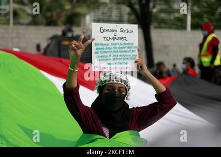 Centinaia di pro-palestinesi hanno organizzato una manifestazione contro l'attacco israeliano alla Palestina al di fuori dell'ambasciata degli Stati Uniti, a Giacarta, Indonesia, il 21 maggio 2021. La manifestazione continua ancora dopo un incendio tra Israele e Hamas venerdì 21, mattina, esortano Israele a fermare l'occupazione in Palestina. (Foto di Aditya Irawan/NurPhoto) Foto Stock