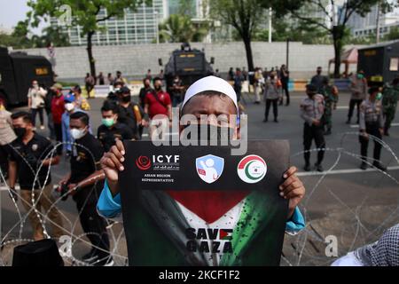 Centinaia di pro-palestinesi hanno organizzato una manifestazione contro l'attacco israeliano alla Palestina al di fuori dell'ambasciata degli Stati Uniti, a Giacarta, Indonesia, il 21 maggio 2021. La manifestazione continua ancora dopo un incendio tra Israele e Hamas venerdì 21, mattina, esortano Israele a fermare l'occupazione in Palestina. (Foto di Aditya Irawan/NurPhoto) Foto Stock