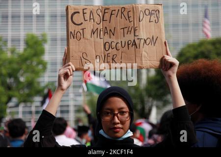 Centinaia di pro-palestinesi hanno organizzato una manifestazione contro l'attacco israeliano alla Palestina al di fuori dell'ambasciata degli Stati Uniti, a Giacarta, Indonesia, il 21 maggio 2021. La manifestazione continua ancora dopo un incendio tra Israele e Hamas venerdì 21, mattina, esortano Israele a fermare l'occupazione in Palestina. (Foto di Aditya Irawan/NurPhoto) Foto Stock