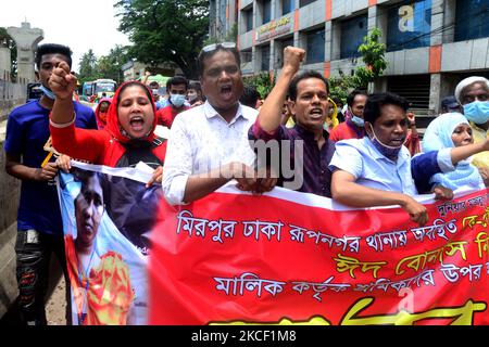 I lavoratori dell'abbigliamento di K Text Industrial Company Limited hanno organizzato un raduno di protesta contro le molestie dei lavoratori nella loro fabbrica a Dhaka, Bangladesh, il 21 maggio 2021. (Foto di Mamunur Rashid/NurPhoto) Foto Stock