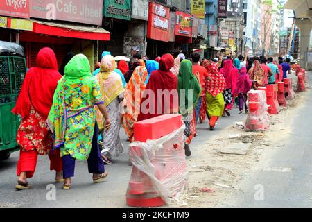 I lavoratori dell'abbigliamento di K Text Industrial Company Limited hanno organizzato un raduno di protesta contro le molestie dei lavoratori nella loro fabbrica a Dhaka, Bangladesh, il 21 maggio 2021. (Foto di Mamunur Rashid/NurPhoto) Foto Stock