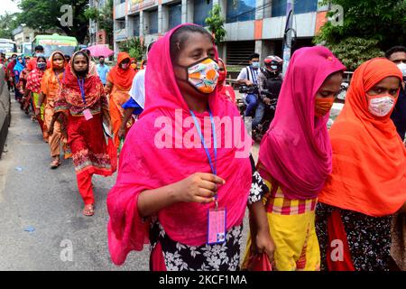 I lavoratori dell'abbigliamento di K Text Industrial Company Limited hanno organizzato un raduno di protesta contro le molestie dei lavoratori nella loro fabbrica a Dhaka, Bangladesh, il 21 maggio 2021. (Foto di Mamunur Rashid/NurPhoto) Foto Stock