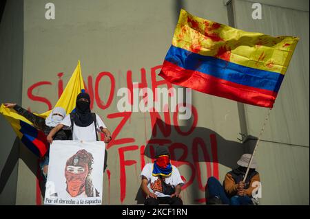 Un manifestante sventolò bandiere colombiane sullo stadio di calcio di El Campin con un graffito che recita "senza pace non ci sarà calcio” quando la Colombia entra nella sua 4th settimana di proteste anti-governative, contro la riforma sanitaria e fiscale del presidente Ivan Duque, Casi di abuso di autorità da parte della polizia che lascia almeno 40 morti e 18 donne sessualemente abusate dopo l'inizio delle proteste e la realizzazione del Copa America in Colombia a causa della situazione politica e socila, il 19 maggio 2021 a Bogotà, Colombia. (Foto di Sebastian Barros/NurPhoto) Foto Stock