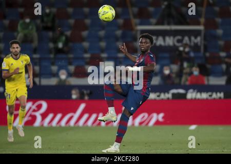 Il difensore di Levante Mickael Ramon Malsa durante la partita spagnola della Liga tra Levante UD e Cadice CF allo stadio Ciutat de Valencia il 21 maggio 2021 a Valencia, Spagna.(Foto di Jose Miguel Fernandez/NurPhoto) Foto Stock