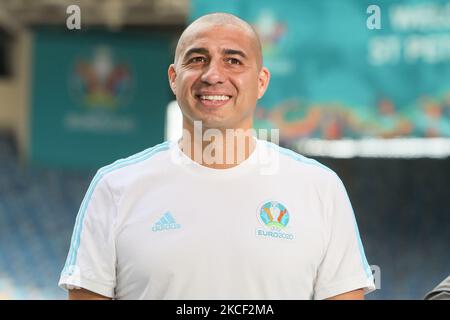 David Trezeguet, ambasciatore della UEFA Euro 2020, sorride durante un tour dei media allo stadio Gazprom Arena, uno dei luoghi in cui si svolge il torneo, il 22 maggio 2021 a San Pietroburgo, Russia. (Foto di Mike Kireev/NurPhoto) Foto Stock