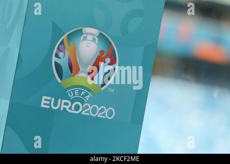 Il logo UEFA euro 2020 è stato visto durante un tour dei media allo stadio Gazprom Arena, uno dei luoghi in cui si svolge il torneo, il 22 maggio 2021 a San Pietroburgo, Russia. (Foto di Mike Kireev/NurPhoto) Foto Stock